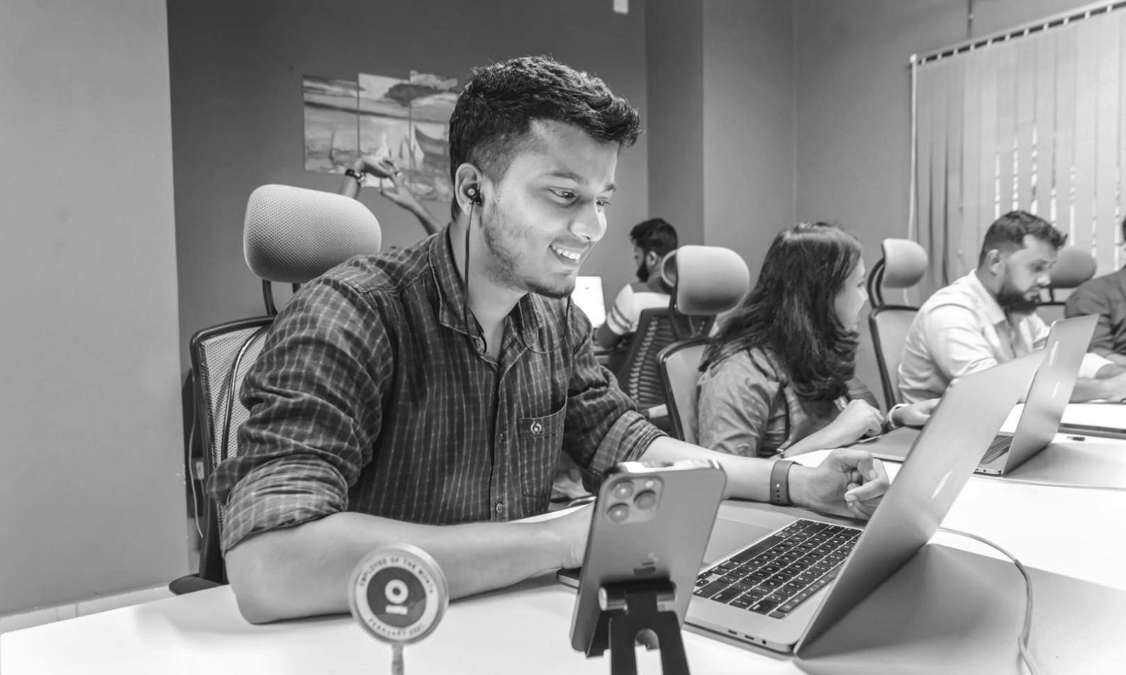Professionelle Beratungssituation mit Dokumenten und Laptop